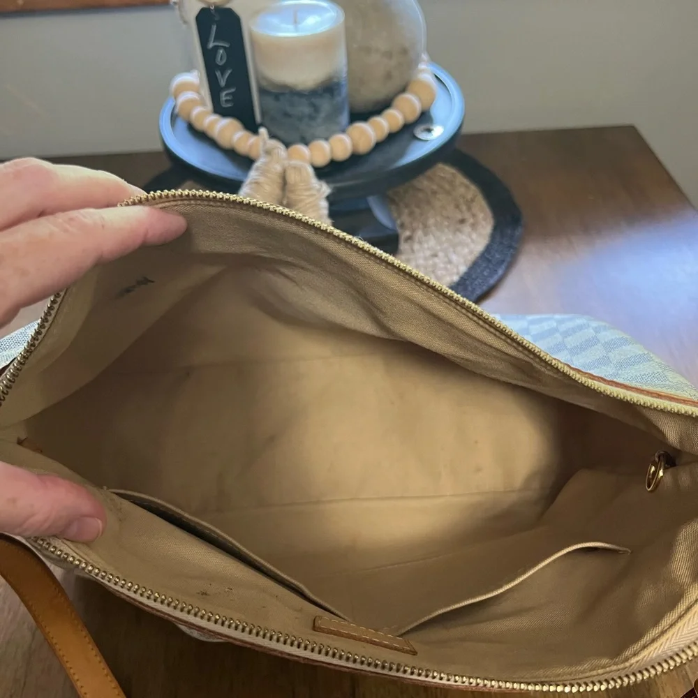 Authentic Louis Vuitton Siracusa MM - Picture 11 of 16
